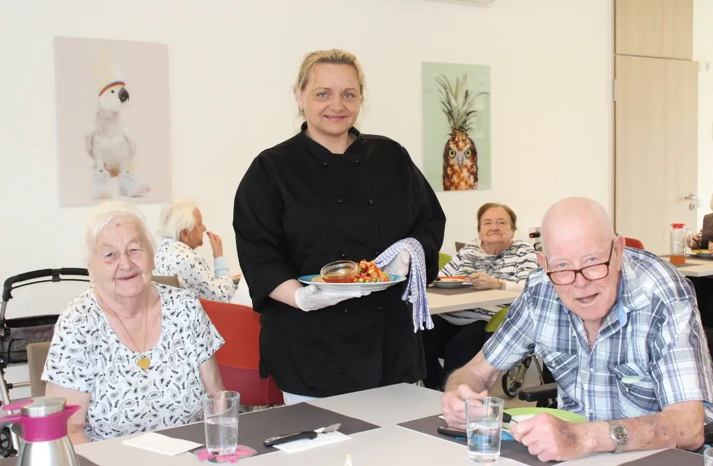 Tagespflege G�ste beim gemeinsamen Essen