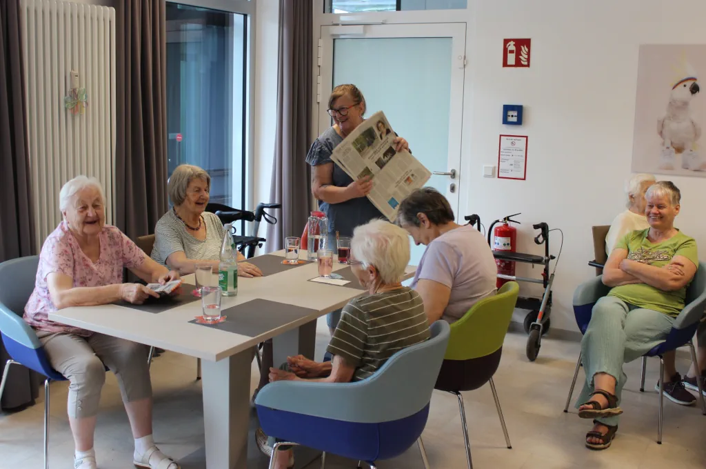 Tagespflege G�ste beim Lesen